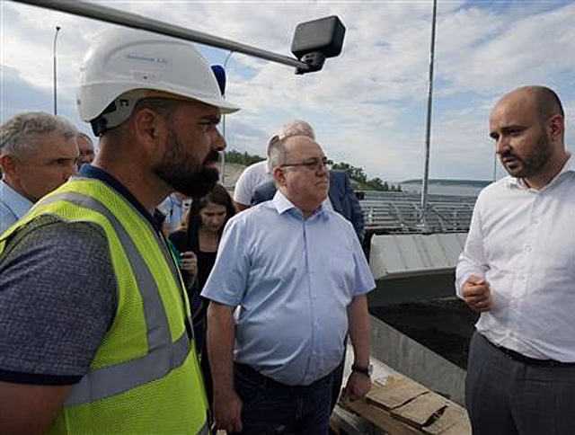 Вячеслав Федорищев провел выездное совещание по подготовке к вводу моста через Волгу