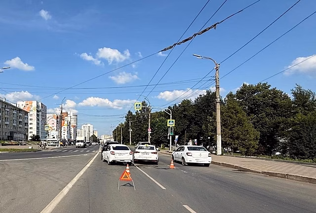У ж/д вокзала в Кирове столкнулись пять автомобилей