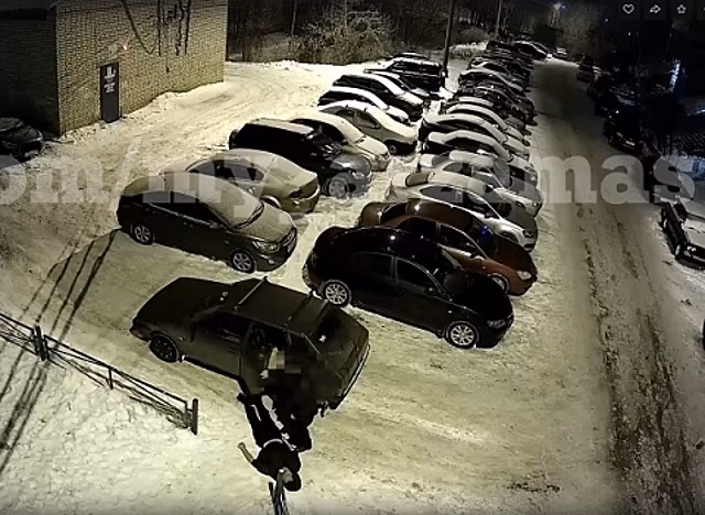 Следователи проверяют видео с выгрузкой трупа на парковке в Арзамасе