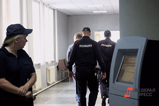 Трое хулиганов выстрелили из ракетницы в продавца в Выборгском районе Петербурга