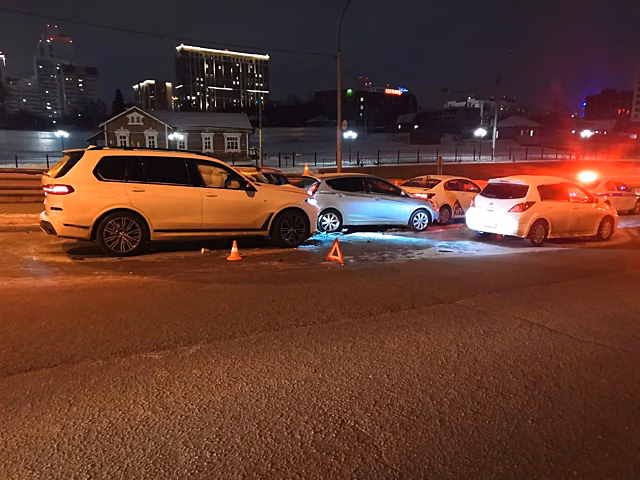 Массовое ДТП на Большевистской стало причиной ночной пробки в Новосибирске