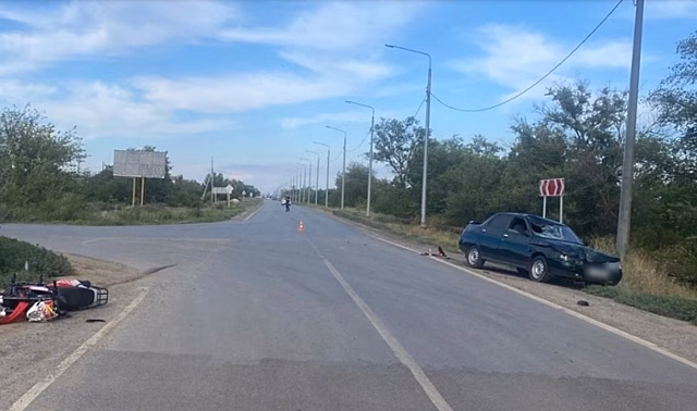 Под Волгоградом 15-летний подросток без прав на мотоцикле врезался в легковушку