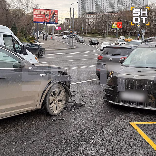 Водитель с красным шариком вылетел на встречку и устроил массовое ДТП в Москве