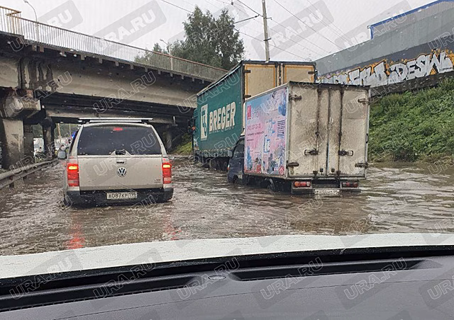 В Екатеринбурге затоплена важная транспортная магистраль
