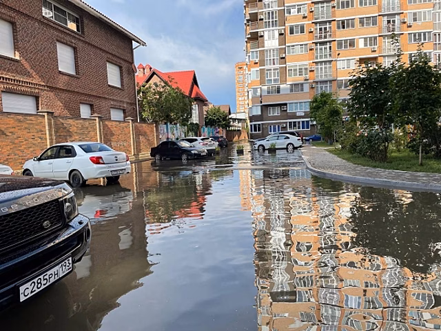 Коммунальная авария стала причиной потопа на улице Щербакова в Екатеринбурге