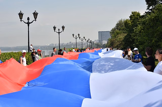 Под единым флагом: на самарской набережной развернули 700-метровый российский триколор