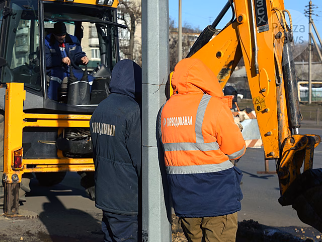 В центре Пензы затруднено движение транспорта из-за утечки на водопроводной сети