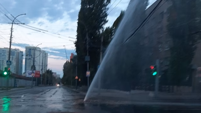 Коммунальный фонтан у городской больницы №2 саратовцы назвали «мойкой самообслуживания»