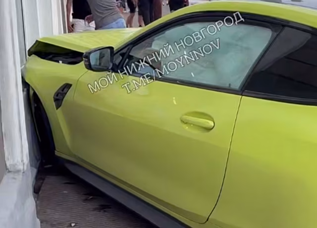 Желтый BMW протаранил жилой дом на Нижневолжской набережной