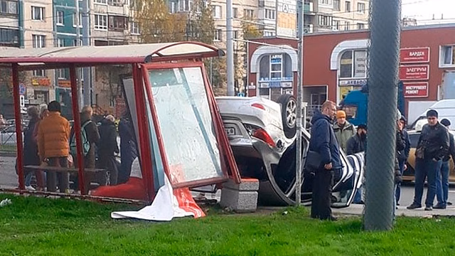 Автомобиль протаранил автобусную остановку в Санкт-Петербурге: кадры с места 