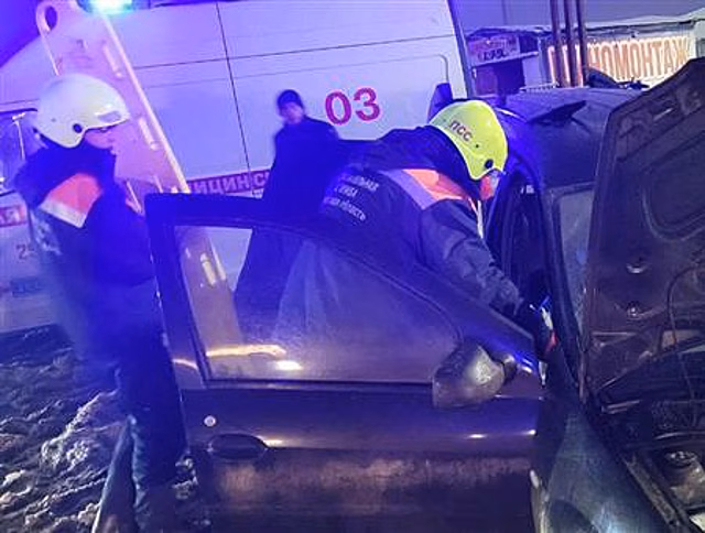 Под Тольятти пострадавших в ДТП из машин извлекали спасатели