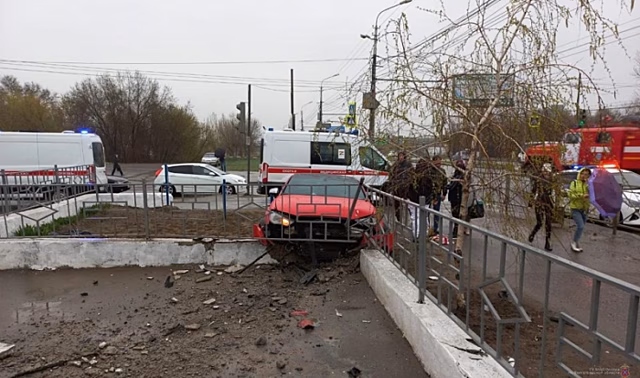 На юге Волгограда иномарка протаранила ограждение, трое пострадали