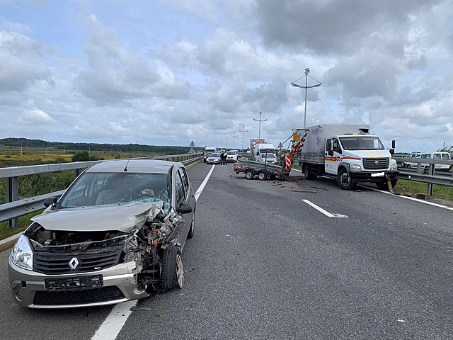 Под Гурьевском при аварии из грузовика вывалились брёвна на пешехода