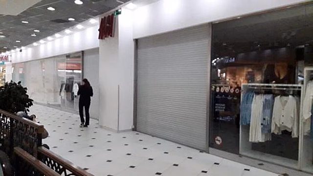 В Екатеринбурге закрыли магазины одежды сети H&M