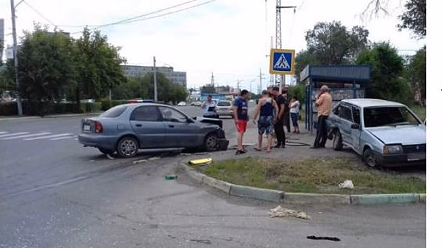 Видео: авто протаранило остановку в Орске