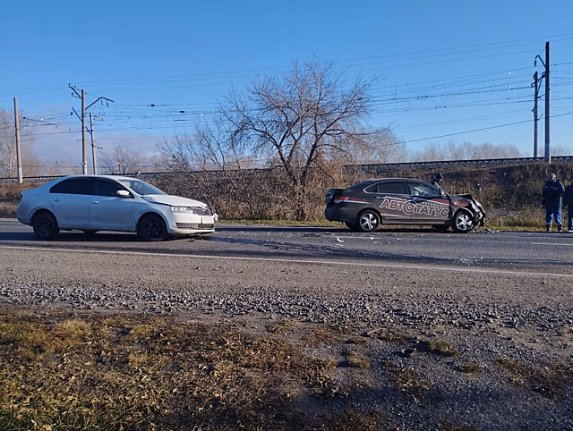 Машина с символикой кемеровской автошколы попала в ДТП
