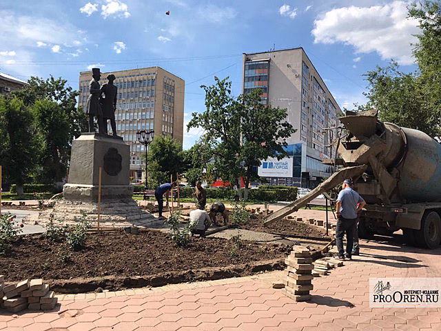 В Оренбурге начали ремонтировать постамент памятника Пушкину и Далю