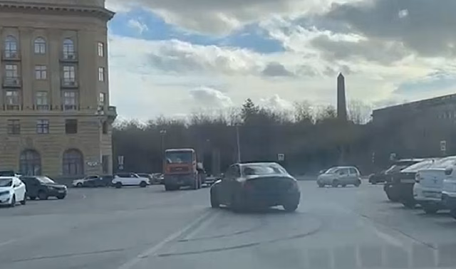 25-летний мужчина устроил дрифт на площади Павших Борцов в Волгограде