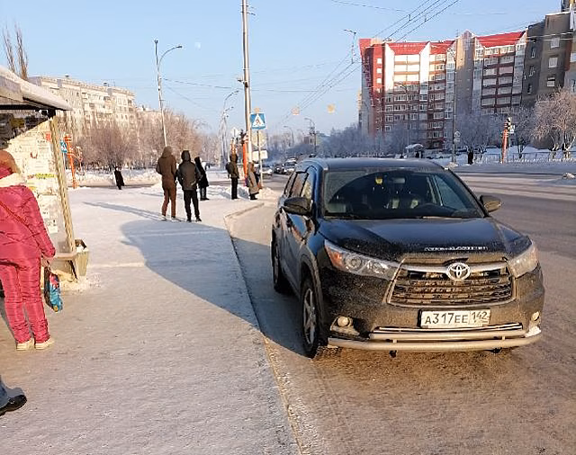 Заблокировавший остановку парковщик разозлил кемеровчан 