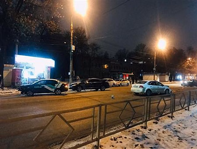 Два человека пострадали в массовом ДТП напротив СГЭУ в Самаре