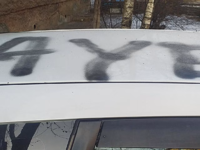 Приверженцы АУЕ* изрисовали автомобиль краской из баллончика в Чите