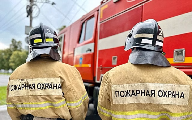 В Рязани 7 человек тушили горящую из-за ДТП машину