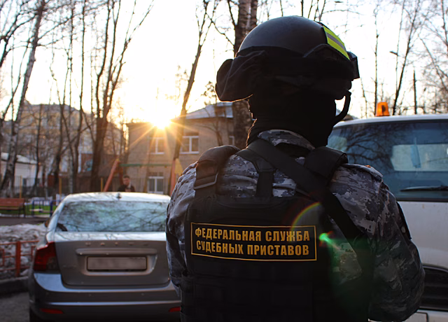 Россиянин съел бумажку в суде и схлопотал уголовку. Что это было