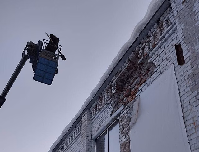 В Оренбурге с кровли школы №25 убрали сосульки и наледь