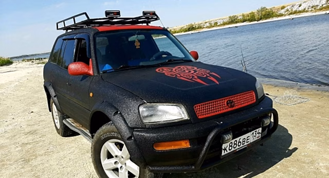 Жительница Волгограда превратила свою машину в броневик