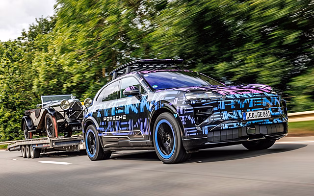 Новый Porsche Cayenne: рекорд от гонщицы-блондинки и грузовой тест от Ричарда Хаммонда