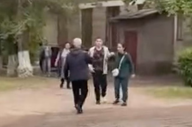 В России охранник больницы не пустил такси к пациенту со сломанной ногой и попал на видео