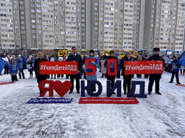 Более 250 юных инспекторов движения в Тюмени стали участниками юбилейного флешмоба