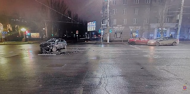 Водитель электрокара Tesla устроил массовое ДТП в центре Волгограда