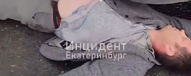 На Урале мужчина бросался под колеса машин, чтобы остановить эвакуатор