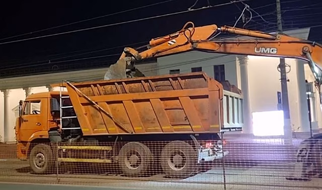 В центре Волгограда начался ремонт дороги на улице Краснознаменской