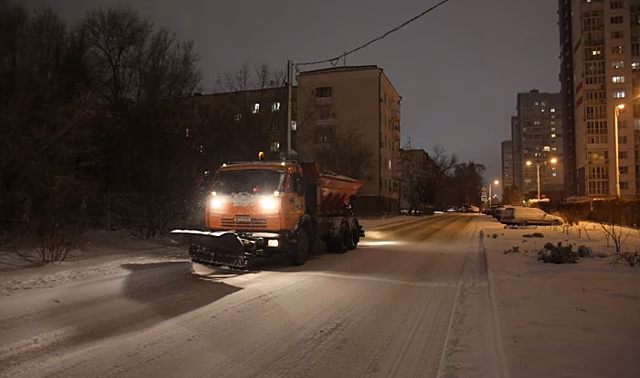 Для расчистки дорог от снега в Волгограде на улицы вышла спецтехника