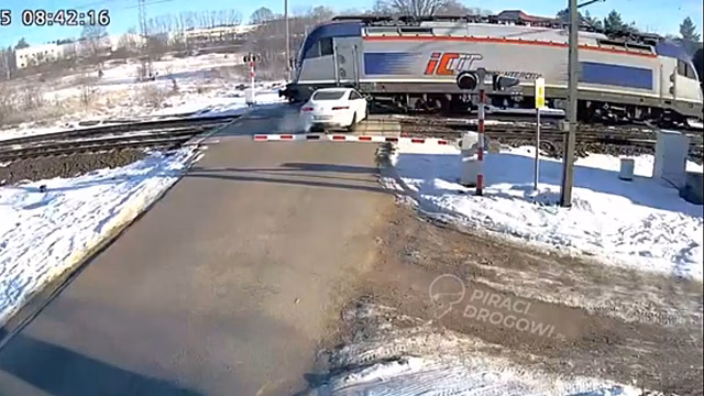 Водитель не заметил поезд и выжил в разорванной машине
