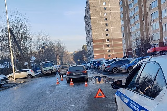 В Екатеринбурге еще один ребенок на самокате попал под машину