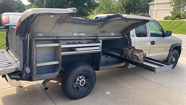 Этот старенький GMC Sierra более функционален, чем любой современный пикап
