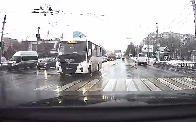 Полиция начала проверку по факту нарушения ПДД водителем маршрутки в Рязани