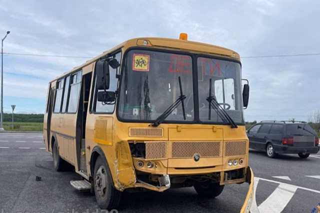 В Калининградской области школьный автобус с детьми попал в ДТП