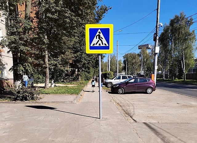 Дорожный знак на улице Нартова переместили с середины тротуара