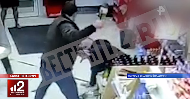 ВИДЕО: Петербуржец разгромил алкомаркет и устроил «перестрелку» бутылками