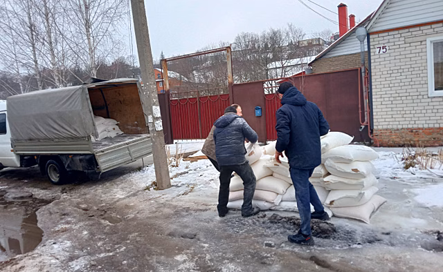 В Курске на улице Нижней Луговой снова буксуют машины
