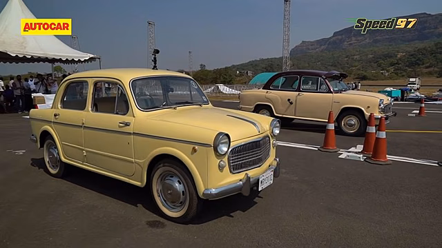 Индийские такси Hindustan Ambassador и Fiat 1100 сразились в очень медленном дрэге