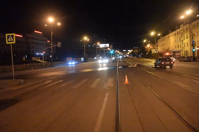 Жители Екатеринбурга сами нарисовали на дороге пешеходный переход