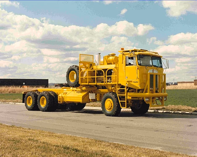 Настоящий зверь: огромный тягач Kenworth 993 с двигателем от морского судна