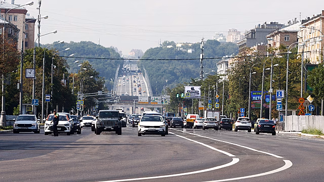 Дептранс Москвы рекомендовал водителям соблюдать осторожность из-за жары