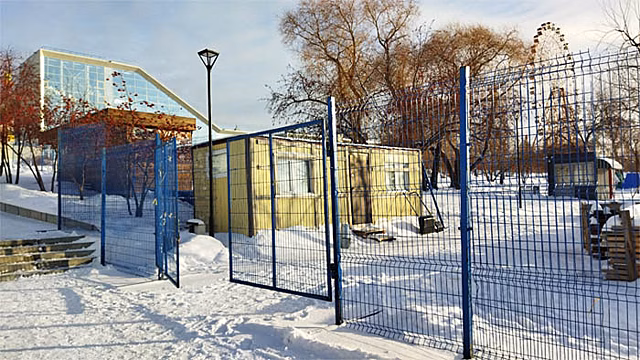 Михайловскую набережную перегородили забором и поставили строительные вагончики