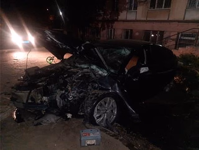 В Самаре водитель Chevrolet врезался в пятиэтажку